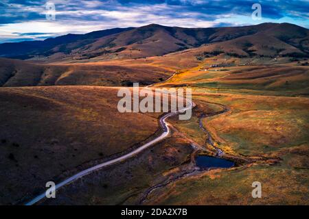 Vue aérienne de la belle région de Zlatibor paysage avec route d'asphalte passant par le drone pov. Zlatibor est une montagne située dans le sud-ouest de la Serbie Banque D'Images