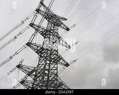 Pôle haute tension d'une nouvelle ligne de transmission 380 kV, version Danube, Allemagne Banque D'Images