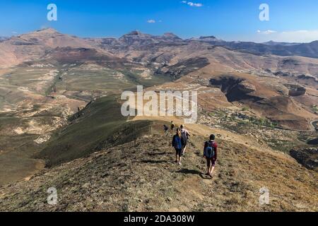 Vue panoramique incroyable d'un groupe de randonneurs marchant le long de la montagne loin de l'appareil photo dans le parc national du Golden Gate. Banque D'Images