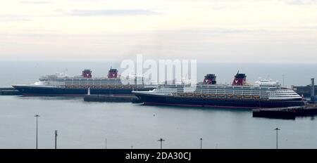 Le bateau de croisière Disney Wonder (à gauche) arrive au port de Douvres, dans le Kent, à côté du bateau Disney Magic, alors que la pandémie de Covid continue d'affecter l'industrie des croisières et du voyage. Banque D'Images