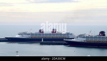 Le bateau de croisière Disney Wonder (à gauche) arrive au port de Douvres, dans le Kent, à côté du bateau Disney Magic, alors que la pandémie de Covid continue d'affecter l'industrie des croisières et du voyage. Banque D'Images