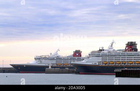 Le bateau de croisière Disney Wonder (à gauche) arrive au port de Douvres, dans le Kent, à côté du bateau Disney Magic, alors que la pandémie de Covid continue d'affecter l'industrie des croisières et du voyage. Banque D'Images