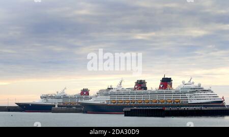 Le bateau de croisière Disney Wonder (à gauche) arrive au port de Douvres, dans le Kent, à côté du bateau Disney Magic, alors que la pandémie de Covid continue d'affecter l'industrie des croisières et du voyage. Banque D'Images