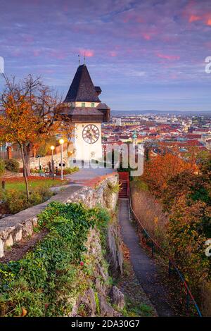 Graz, Autriche. Image du paysage urbain de Graz, Autriche avec la Tour de l'horloge au beau coucher du soleil d'automne. Banque D'Images