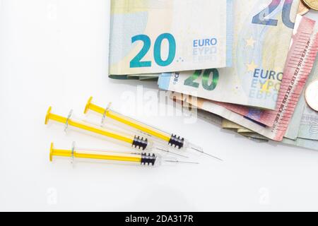 Combien coûte la médecine, les vaccins, la santé en général. Coût réel du médicament en euros ou en dollars ou en yens. Recherche sur les vaccins et l'assurance-maladie Banque D'Images