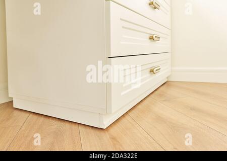 Commode en bois blanc avec poignées en bronze vintage Banque D'Images