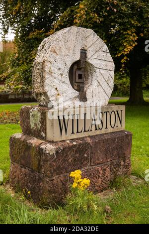 Royaume-Uni, Angleterre, Cheshire, Willaston, Village Green, panneau avec pierre à affûter du moulin du village Banque D'Images