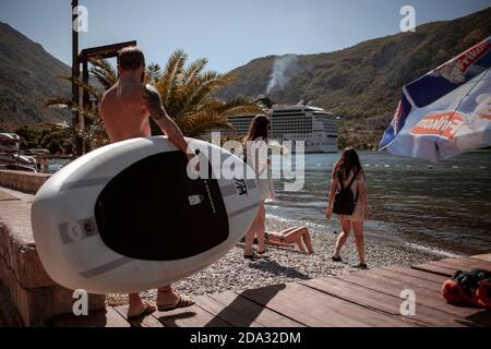 Dobrota, Monténégro, 21 septembre 2019 : jeunes arrivant à la plage Banque D'Images