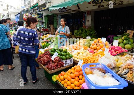 Bangkok, Thaïlande - 22 octobre 2020 : une femme non identifiée se fait vendre des fruits sur le marché de rue de Silom 20 Alley Banque D'Images