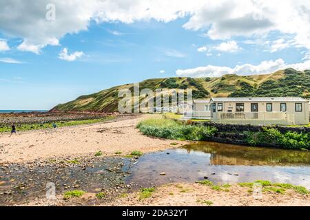 St Abbs, Royaume-Uni - 03 août 2020 : littoral près de St Abbs Head, Berwickshire, frontières écossaises, Écosse. Parc de loisirs de Pease Bay et mobile ho Banque D'Images