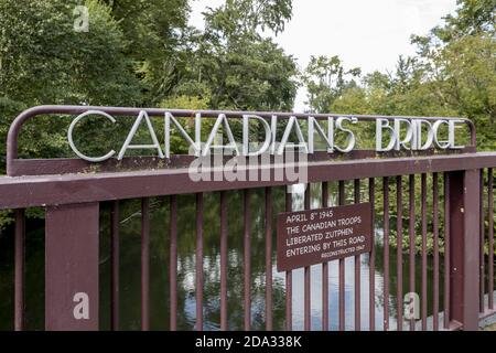 ZUTPHEN, PAYS-BAS - 30 août 2020 : lettres formant des mots Canadian Bridge pointant vers la libération des Hollandais par les forces canadiennes dans le deuxième monde Banque D'Images