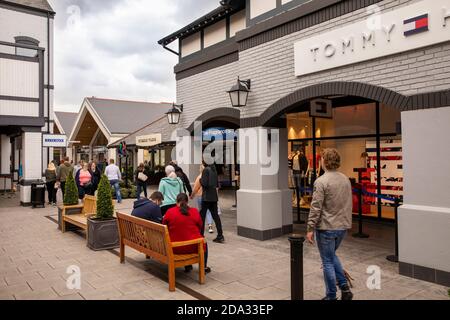 Royaume-Uni, Angleterre, Cheshire, port d'Ellesmere, centre commercial Cheshire Oaks Outlet Village, shoppers Banque D'Images