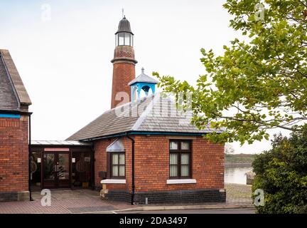 Royaume-Uni, Angleterre, Cheshire, Port d'Ellesmere, Lower Mersey Road, phare indiquant l'entrée du canal d'Ellesmere Banque D'Images