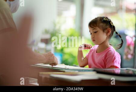 les enfants asiatiques apprennent à tirer au crayon Banque D'Images