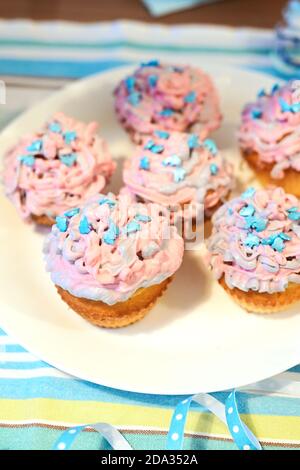 Petits gâteaux faits maison roses et bleus Banque D'Images