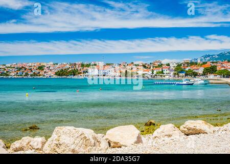 Front de mer et port de plaisance dans la ville de Novalja sur l'île de Pag, Croatie Banque D'Images