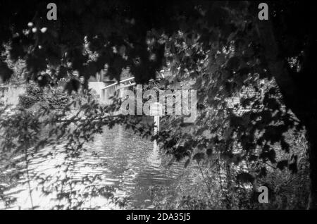 Maidenhead, Berkshire, 04.08.2020 ans, Boulters Lock Island, panneau de danger pour le Weir, Boathouse Bar Restaurant, Maidenhead, Berks, Talop Riverside Gardens, crédit obligatoire : Peter SPURRIER], B&W, Fomapan. ProFi, 200 ISO, Leica 3IIIf, objectifs Leitz, 3,5cm f3.5 et 5,0cm f2.0 Banque D'Images