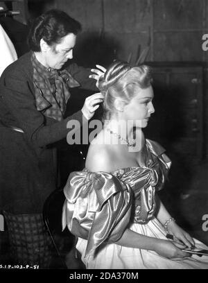 MADELEINE CARROLL a ses cheveux ajustés sur le décor candide pendant le tournage du PRISONNIER DE ZENDA 1937 réalisateur JOHN CROMWELL roman Anthony Hope scénario John L. Balderston musique Alfred Newman costumes Ernest Dryden art direction Lyle R. Wheeler producteur David O. Selznick Selznick International Pictures / United Artists Banque D'Images