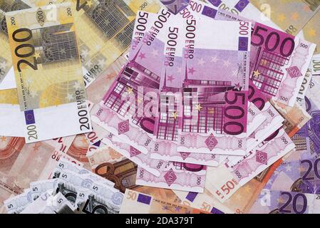 Euro fond de factures. Diverses notes de monnaie de l'Union européenne. Solde d'argent fixe à la clôture. Vue de dessus beaucoup de billets. Banque D'Images