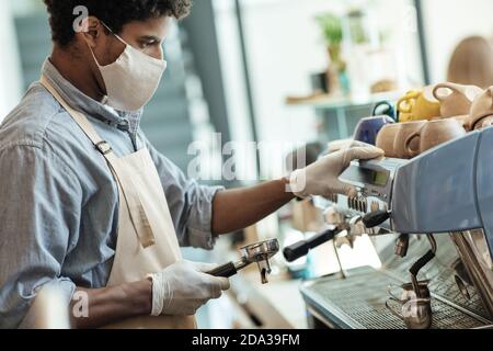 Barista professionnel pendant la distanciation sociale du coronavirus et la nouvelle normalité Banque D'Images