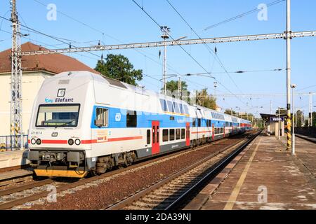 Un train à impériale CityElefant de classe 471 à la gare de Velim en direction de Praha Masarykovo à Prague, en République tchèque Banque D'Images