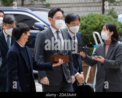 (201109) -- SÉOUL, le 9 novembre 2020 (Xinhua) -- Lee Jae-Yong (C), vice-président de Samsung Electronics, arrive à la haute Cour de Séoul, en Corée du Sud, le 9 novembre 2020. Lee a assisté à une audience ici, lundi, alors que la Cour suprême avait ordonné à la cour d'appel, en août dernier, de revoir sa condamnation avec sursis pour Lee. (Photo de Lee sang-ho/Xinhua) Banque D'Images