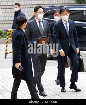 (201109) -- SÉOUL, le 9 novembre 2020 (Xinhua) -- Lee Jae-Yong (C), vice-président de Samsung Electronics, arrive à la haute Cour de Séoul, en Corée du Sud, le 9 novembre 2020. Lee a assisté à une audience ici, lundi, alors que la Cour suprême avait ordonné à la cour d'appel, en août dernier, de revoir sa condamnation avec sursis pour Lee. (Photo de Lee sang-ho/Xinhua) Banque D'Images