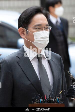 (201109) -- SÉOUL, le 9 novembre 2020 (Xinhua) -- Lee Jae-Yong, vice-président de Samsung Electronics, arrive à la haute Cour de Séoul, Corée du Sud, le 9 novembre 2020. Lee a assisté à une audience ici, lundi, alors que la Cour suprême avait ordonné à la cour d'appel, en août dernier, de revoir sa condamnation avec sursis pour Lee. (Photo de Lee sang-ho/Xinhua) Banque D'Images