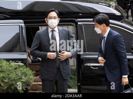 (201109) -- SÉOUL, le 9 novembre 2020 (Xinhua) -- Lee Jae-Yong (L), vice-président de Samsung Electronics, arrive à la haute Cour de Séoul, en Corée du Sud, le 9 novembre 2020. Lee a assisté à une audience ici, lundi, alors que la Cour suprême avait ordonné à la cour d'appel, en août dernier, de revoir sa condamnation avec sursis pour Lee. (Photo de Lee sang-ho/Xinhua) Banque D'Images