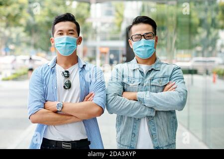 Jeunes hommes asiatiques confiants Banque D'Images