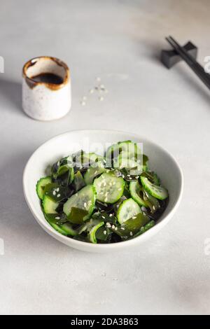 Salade de Sunomono japonaise avec algues wakame et concombre dans un bol. Banque D'Images