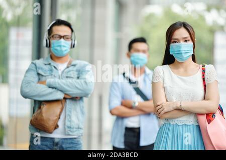 Femme triste dans un masque médical Banque D'Images