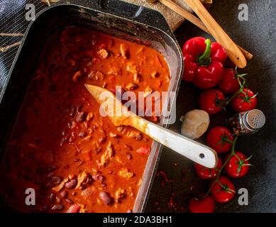 soupe épicée de haricots mexicains dans un ragoût avec spatule par le haut Banque D'Images