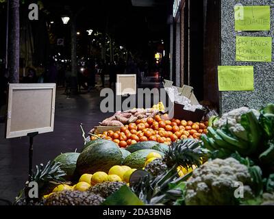 Marché aux fruits et légumes dans la rue Banque D'Images