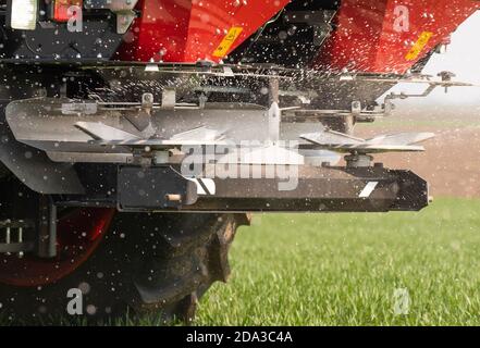 Tracteur épandage d'engrais artificiels. Transport, agricole. Banque D'Images