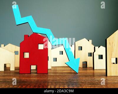 La crise du marché immobilier. Baisse de la valeur à la maison. Propriété et flèche vers le bas. Banque D'Images