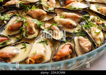 Moules bleues avec sauce à la crème de vin blanc sur une assiette de verre, gros plan, mise au point sélectionnée, champ étroit Banque D'Images