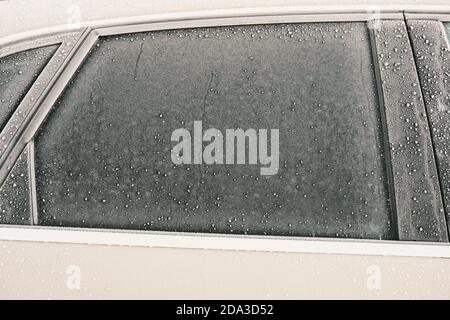 Gros plan de la glace de voiture pendant la saison hivernale. Couche de gel Banque D'Images