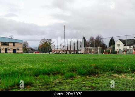 MANCHESTER, ROYAUME-UNI - 03 novembre 2020: Green Grass / Astro Turf Pitch with Soccer / football / Rugby Goal Posts Banque D'Images
