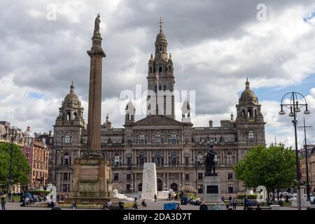 George Square, au centre de Glasgow, où vous pouvez voir le monument à Walter Scott et le War Memorial, Glasgow, Écosse, Royaume-Uni Banque D'Images