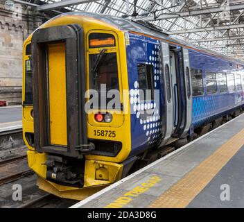 British Rail classe 158 Express Sprinter diesel train à unités multiples dans la livrée de ScotRail à la gare centrale de Glasgow, Écosse, Royaume-Uni. Banque D'Images