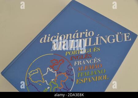 Couverture du dictionnaire multilingue, livre à couverture rigide, imprimé au Brésil, traductions pour plusieurs langues, livre coloré, Brésil, Amérique du Sud Banque D'Images