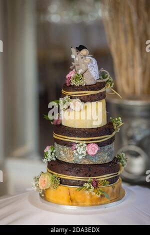 Gâteau de mariage à plusieurs niveaux composé de tranches de fromage et d'un riche gâteau aux fruits. Banque D'Images