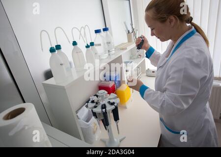 Un technicien de laboratoire analyse des échantillons au laboratoire Phyto-sanitaire de Chișinau, en Moldavie. Le laboratoire effectue divers tests de mycologie, bactériologie, virologie, herbologie et nématologie sur des projets agricoles cultivés en Moldova. Après ces tests, le laboratoire délivre un certificat en collaboration avec l'Agence nationale pour la sécurité alimentaire, qui contribue à rendre les produits des agriculteurs moldaves plus souhaitables et plus compétitifs sur les marchés locaux et internationaux. Sa rénovation et sa réhabilitation ont été financées conjointement par l'USAID et le MCC. Banque D'Images