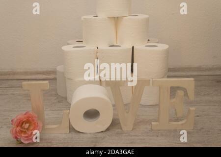 Gros plan de papier toilette empilé. Banque D'Images