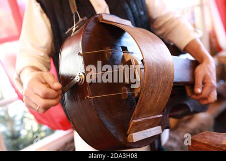 Personne joue Wheel lyre à Fair, Russie Banque D'Images