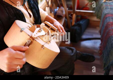 L'homme joue Wheel lyre à Fair, Russie Banque D'Images