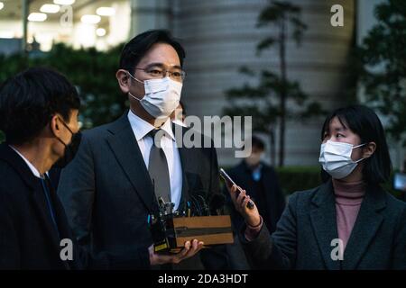 Lee Jae-yong, vice-président de Samsung Electronics, est vu porter un masque de visage lorsqu'il part après avoir assisté à une audience pour examiner son scandale de corruption à la haute Cour de Séoul. Banque D'Images