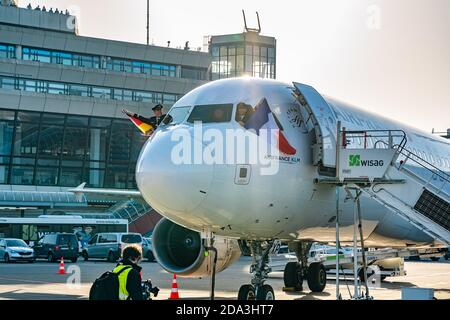 11/08/2020, Berlin, le dernier avion, un Airbus A320-214 d'Air France, quitte l'aéroport Berlin-Tegel Otto Lilienthal avec le vol AF1235 (code IATA : TXL, code OACI : EDDT). L'avion est dit Au revoir sur le tablier avant qu'il ne déprenne pour Paris. Par beau temps d'automne, un macaw se rend à pied jusqu'au bout à l'aéroport de Tegel. | utilisation dans le monde entier Banque D'Images