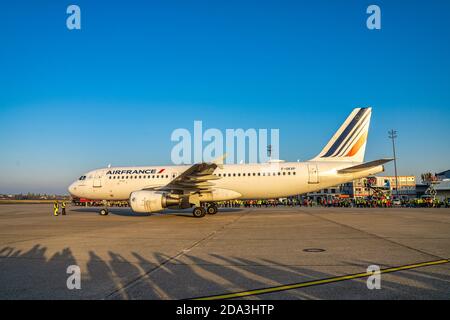 11/08/2020, Berlin, le dernier avion, un Airbus A320-214 d'Air France, quitte l'aéroport Berlin-Tegel Otto Lilienthal avec le vol AF1235 (code IATA : TXL, code OACI : EDDT). L'avion est dit Au revoir sur le tablier avant qu'il ne déprenne pour Paris. Par beau temps d'automne, un macaw se rend à pied jusqu'au bout à l'aéroport de Tegel. | utilisation dans le monde entier Banque D'Images